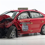 2015 VW Jetta Small Overlap Testinden Geçti