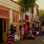 Denizin Zeytin Gözlü Çocuğu, AYVALIK