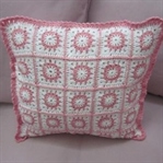 Pembe Granny Square Yastık da Bitti