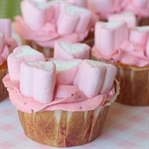 Aşk Dolu Çilekli Marshmallowlu Cupcake