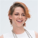 Kristen Stewart Yeni Saçlarıyla Chanel Defilesinde