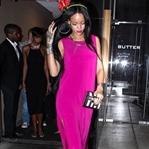 Rihanna Pembe Elbisesi İle Herkesi Büyüledi