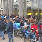 Apple Store Önlerinde Kuyruklar Başladı