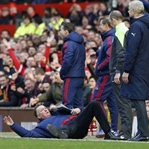 Louis Van Gaal kendini yerlere attı
