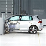 2016 VW Golf Small Overlap Testinden Geçti