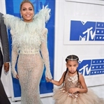MTV Video Müzik Ödül Gecesinde Kim Ne Giydi ?