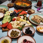 Doymadan kalkmak yok: Çeşme Bazlama Kahvaltı