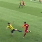 F.Bahçe-G.Saray derbisinde tepki çeken faul!