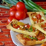 Hazır milföy hamurundan pratik çıtır pizza yapımı