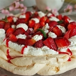 Çilekli Pavlova