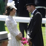 Kate Middleton: Beyaz Alexander McQueen Elbise