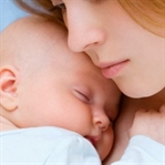 Anne ile bebek Ten Tene Temas etmeli