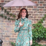 Kate Middleton: Prada gelincik desenli elbise