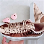 Rosegold Sneaker ve Mor Gözlük