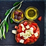 Hem pratik hem leziz. Girit usulü dakos salatası