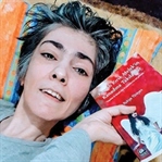 Tek parmağıyla kitap yazan Rukiye Türeyen'e yardım