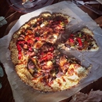 Karnabahar Tabanlı Unsuz Sebzeli Pizza