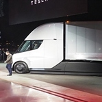 Elon Musk, Tesla’nın Elektrikli Kamyonunu Duyurdu