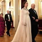 Kate Middleton: Alexander McQueen Pelerinli Elbise
