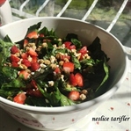 Çilekli-Kuru Dutlu Ispanak Salatası