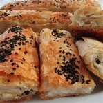 Baklava Yufkasıyla Peynirli Çıtır Börek