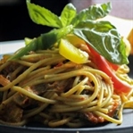 Fesleğen ve Köri Soslu Spagetti