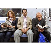 New York Metrosundaki Kitap Aşkı
