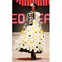 Biri Moda Haftasına Yumurta Attı