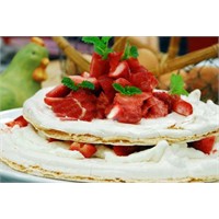 Bezeli Çilekli Pasta Tarifine Buyrun