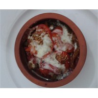 Güveçte Sebzeli Kaşarlı Köfte