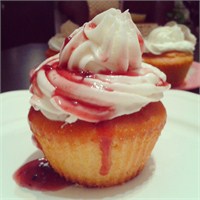 İçi Krema Dolgulu Çilek Soslu Muffin