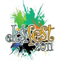 Festivale Platform Topuklu Ayakkabıyla Gelen Kız..