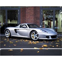 Gri Porsche Carrera Gt