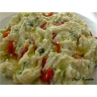 Yoğurtlu Patates- Salatalık Salatası