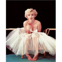 Marilyn Monroe Ve Ayakkabı Bir Araya Geldi