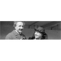 Çağını Aşan Bir Bilim Adamı: Albert Einstein
