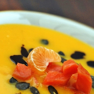 Mandarine küsst Kürbissuppe mit Räucherlachs