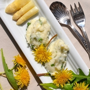 Spargelmousse mit Löwenzahn