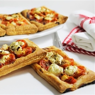 Tartelettes mit Kirschtomaten und Ziegenfrischkäse