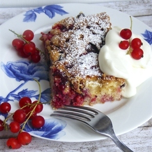 Frutti-di-bosco-Kuchen mit Joghurtsahne