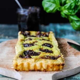 TARTE MIT BASILIKUM, ZIEGENKÄSE, ZWIEBELKONFITÜRE
