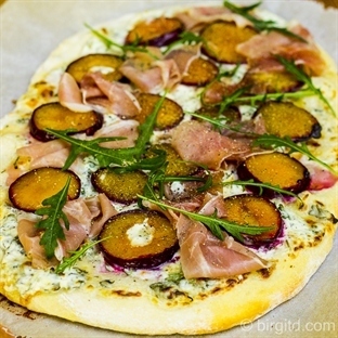 Flammkuchen mit Pflaumen, Gorgonzola & Serrano-Sch