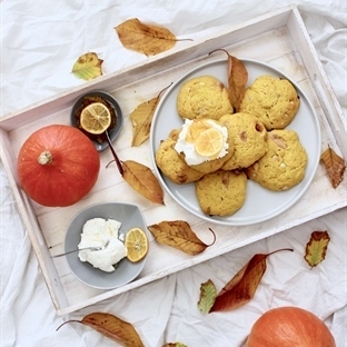 Kürbis-Scones mit Macadamias & weißer Schokolade