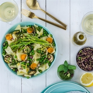 Grüne Pasta-Pfanne mit Pistazien-Pesto