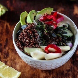 Roter Quinoa Detox Salat