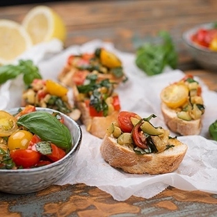 Bruschetta mit eingelegtem Chili-Gemüse