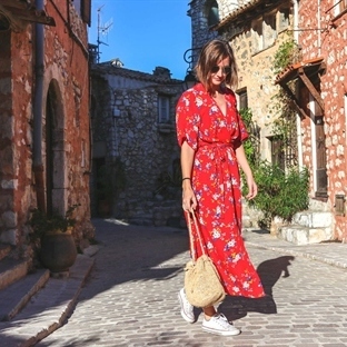 Outfit // Rotes Wickelkleid und Korbtasche
