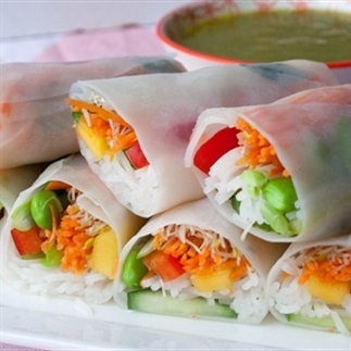 Regenboog springrolls met mangodip