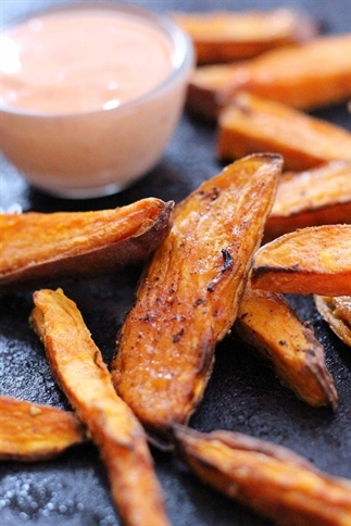 Zoete aardappel friet met sriracha mayo