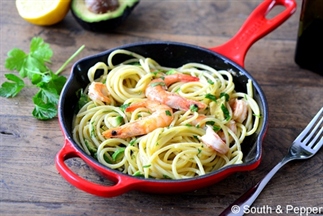 Snelle pasta met avocado en scampi